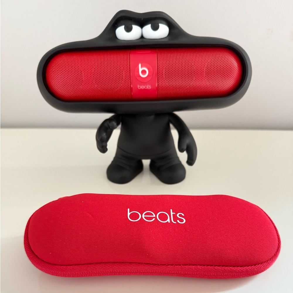 Beats Pill 2.0 Speaker with Collectible Dude Stand & Accessories Set